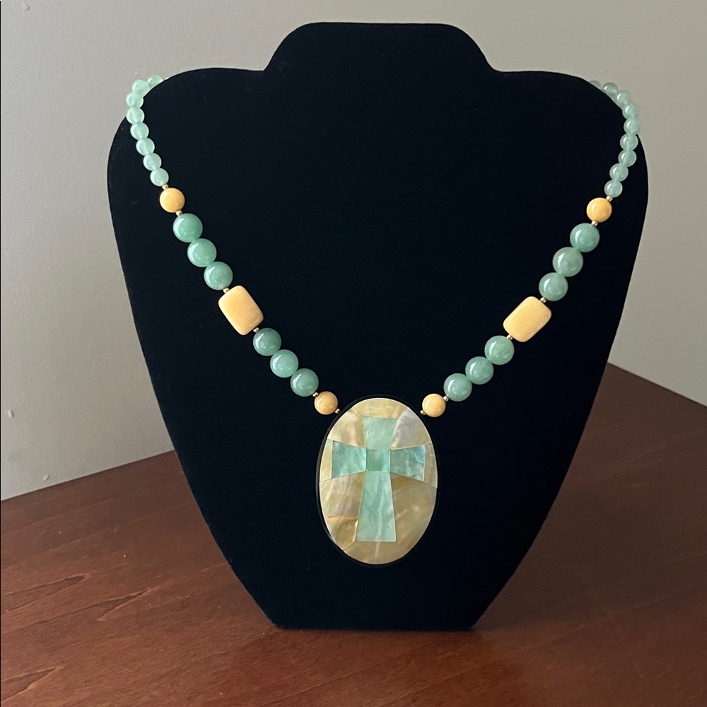 Lee Sands MOP Inlaid Cross Pendant Green Aventurine Quartzite Bead Necklace